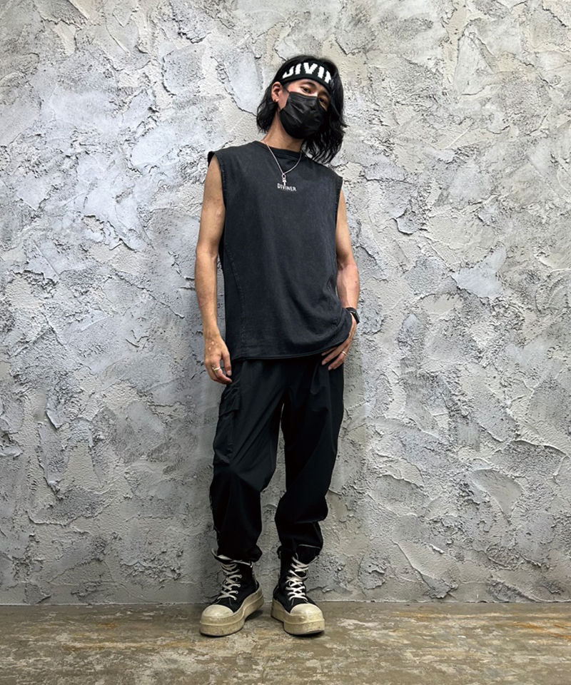 ヘアバンドのアクセントと縦長ラインで構築する、ソリッドな夏の黒ストリート