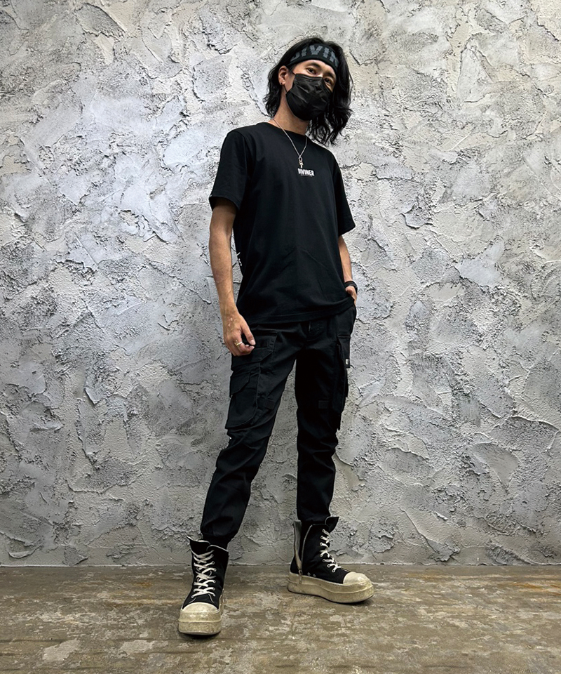ヘアバンドで魅せる、硬派なアーバンストリート