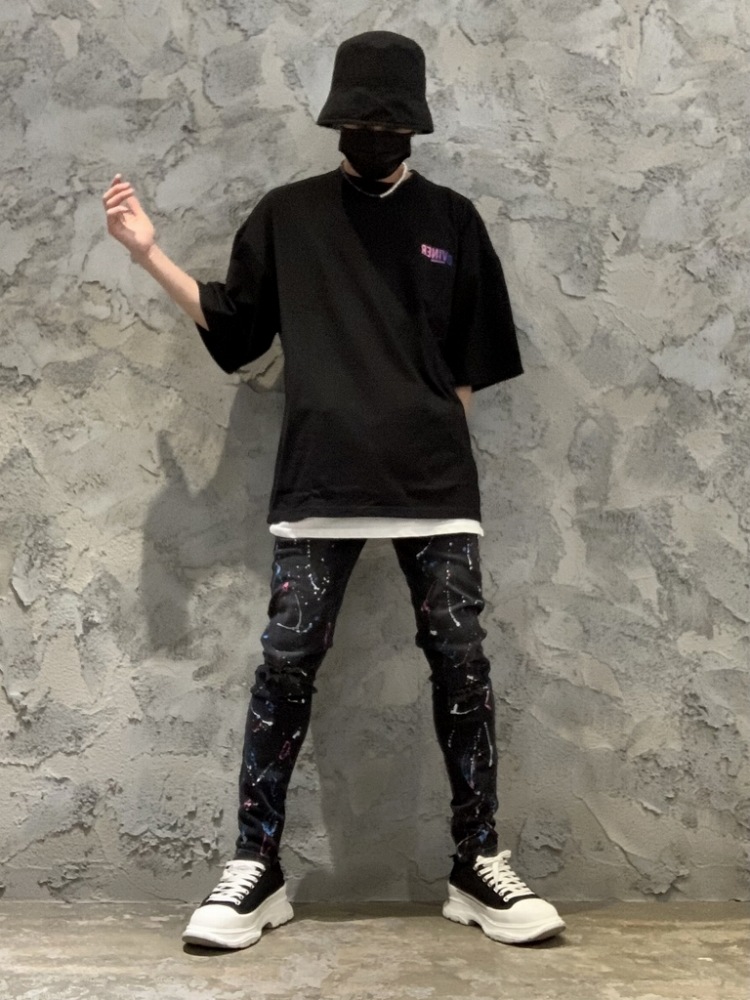 ペイントプリントのブラックデニム