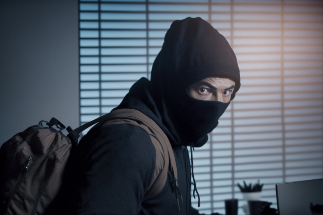 全身黒だと怪しく見える