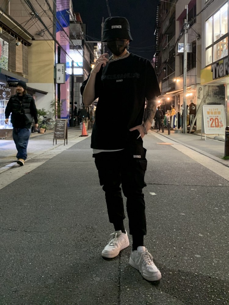 韓国風に仕上げるならスニーカーとバケハで