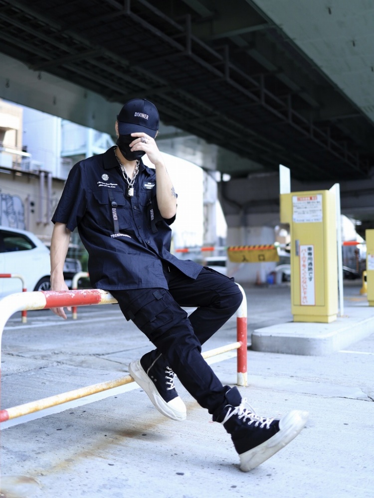 黒シャツでミリタリースタイルを実現