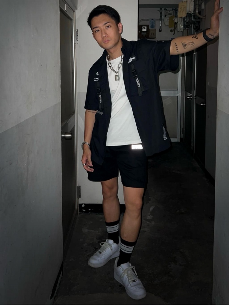 男らしさを際立たせる黒シャツ