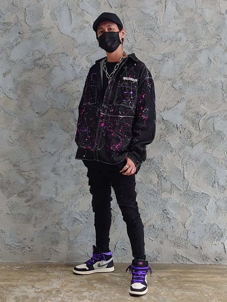 黒デニムシャツで違う印象を