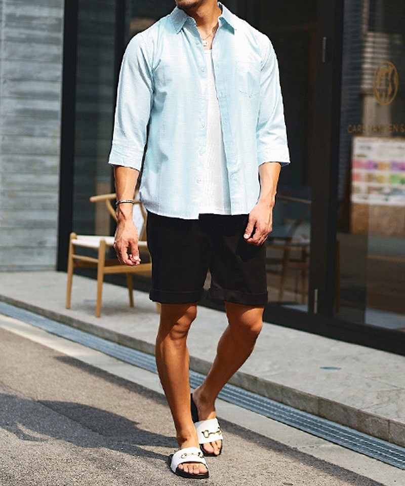 シャツと合わせて大人の余裕を演出