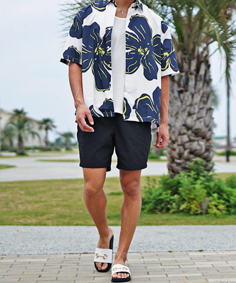 派手柄シャツの引き締め役に黒短パンを