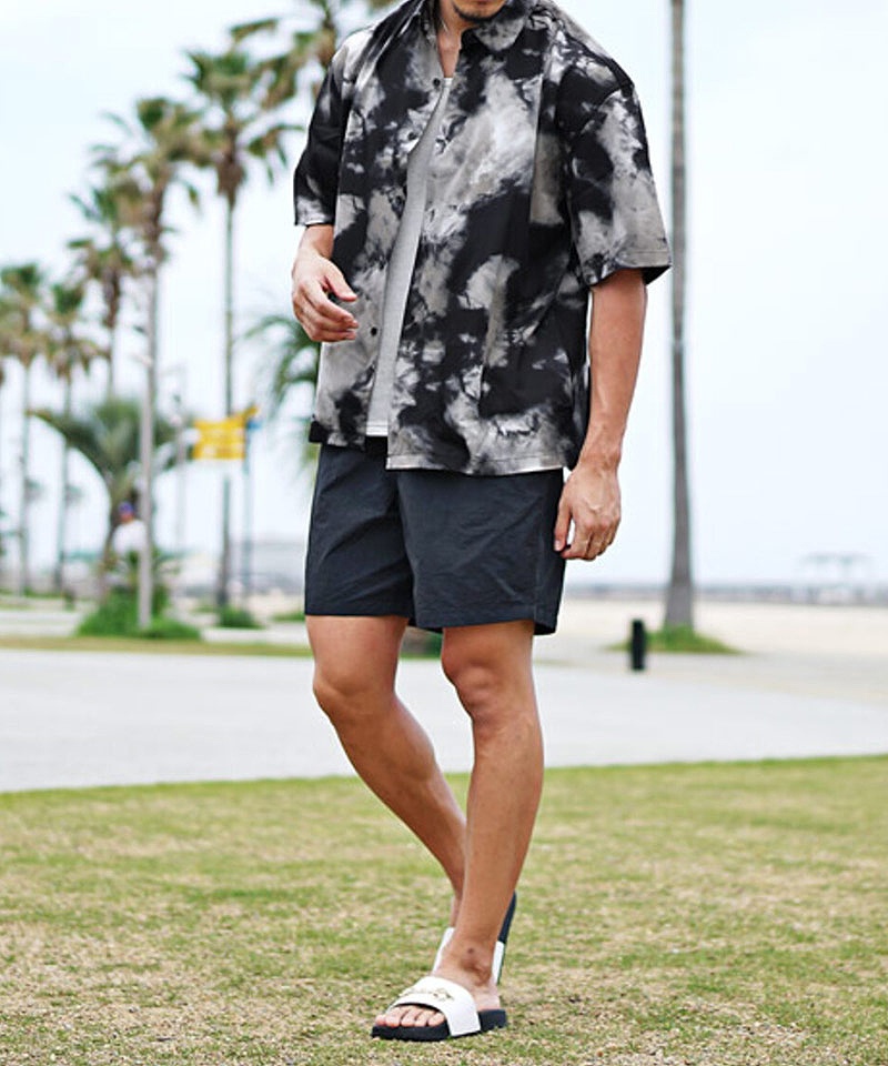 存在感あるシャツを黒短パンで惹き立てる