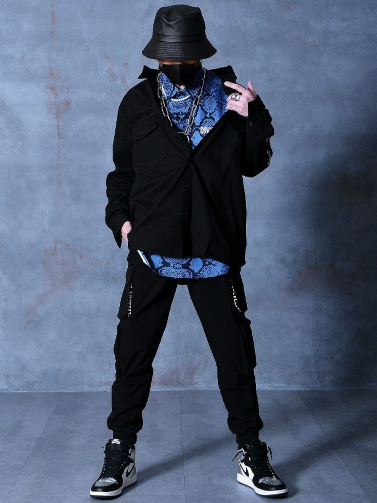 パイソン柄を引き立てる