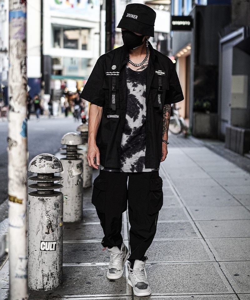 インナーにインパクトを持たせたミリタリー×シャカパンコーデ