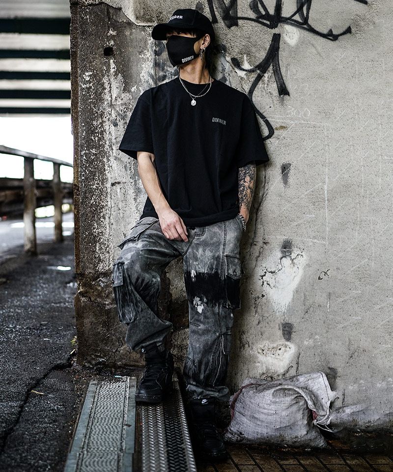 シンプルなコーデはキャップやアクセサリーでアクセントを