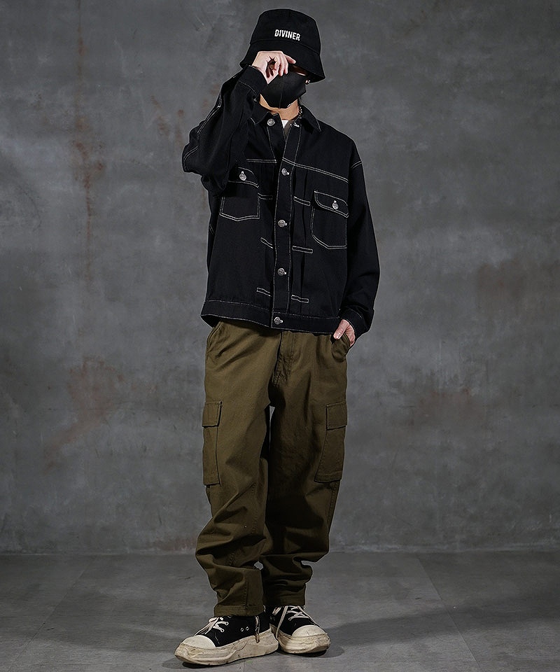 カーキのパンツと合わせたミリタリースタイル