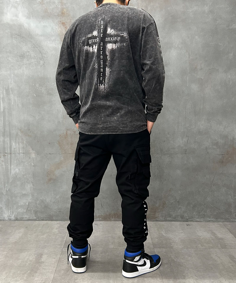 バックプリントで魅せる！ウォッシュ加工ロンT×カーゴパンツのダークトーン・ストリートファッション