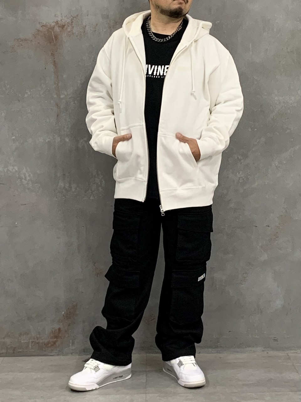 ホワイトのZIPパーカーでトレンド感を押さえる