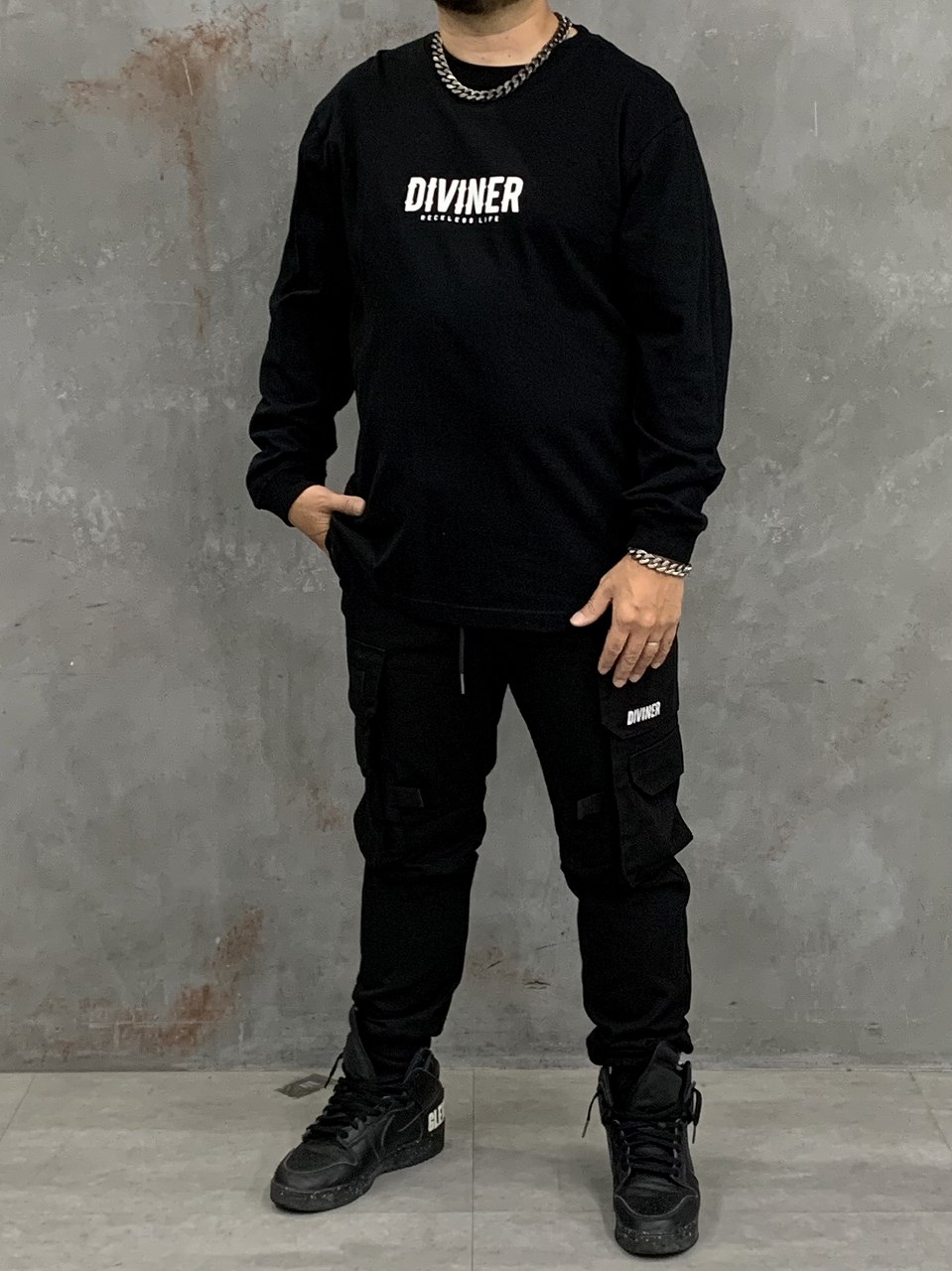 オールブラックでスタイリッシュに