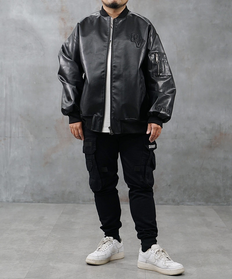 モノトーンで作る大人ストリートコーデ