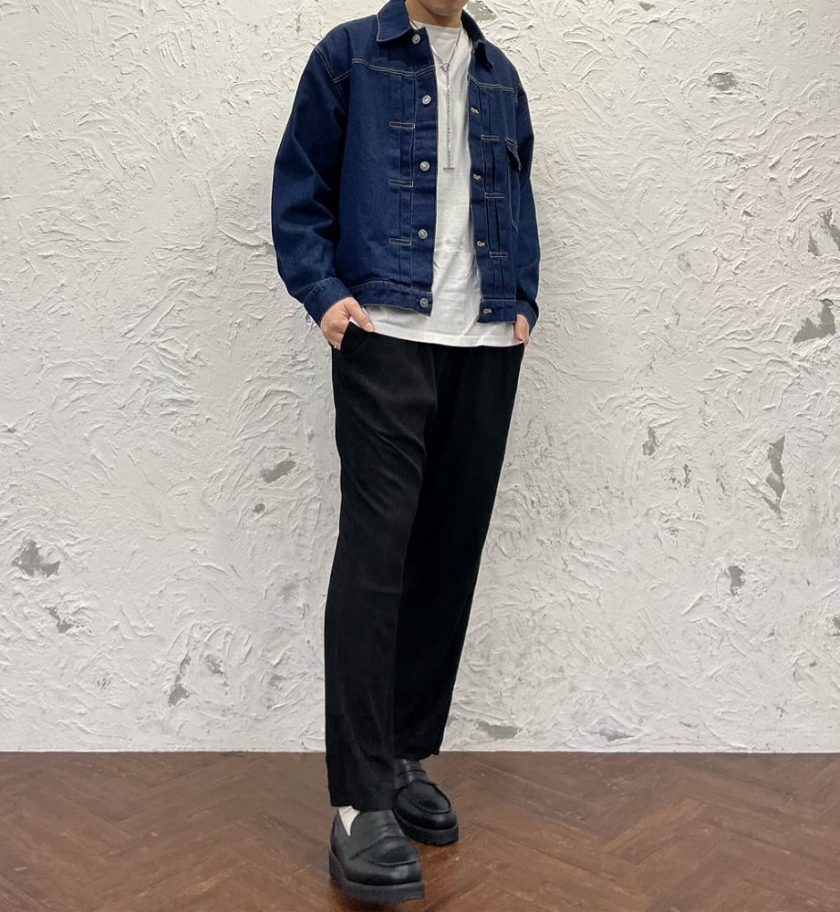 クリーンなメンズコーデにプラスしてアメカジに崩す