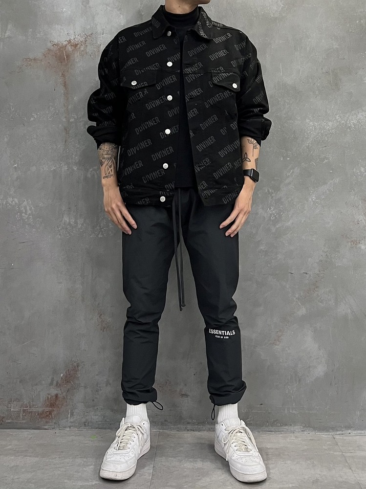 無彩色で大人コーデに