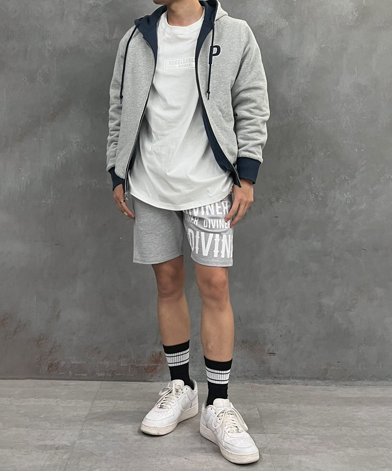 1-8.パーカーを羽織って気温差にも対応