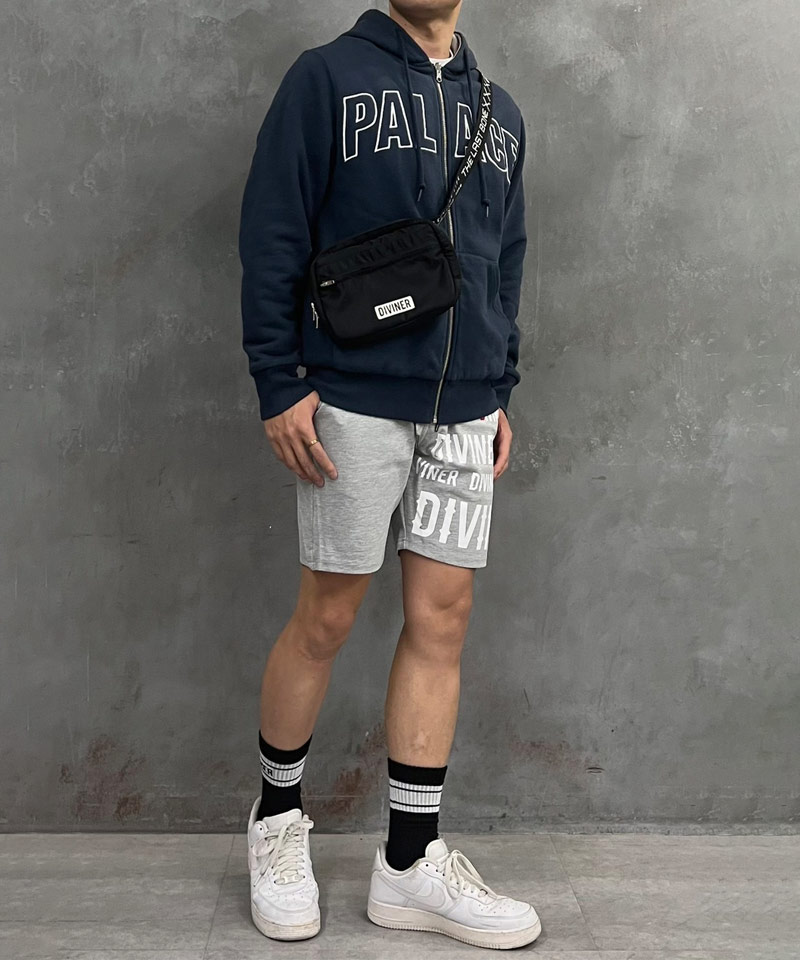 パーカー×短パンでカジュアルに着こなす