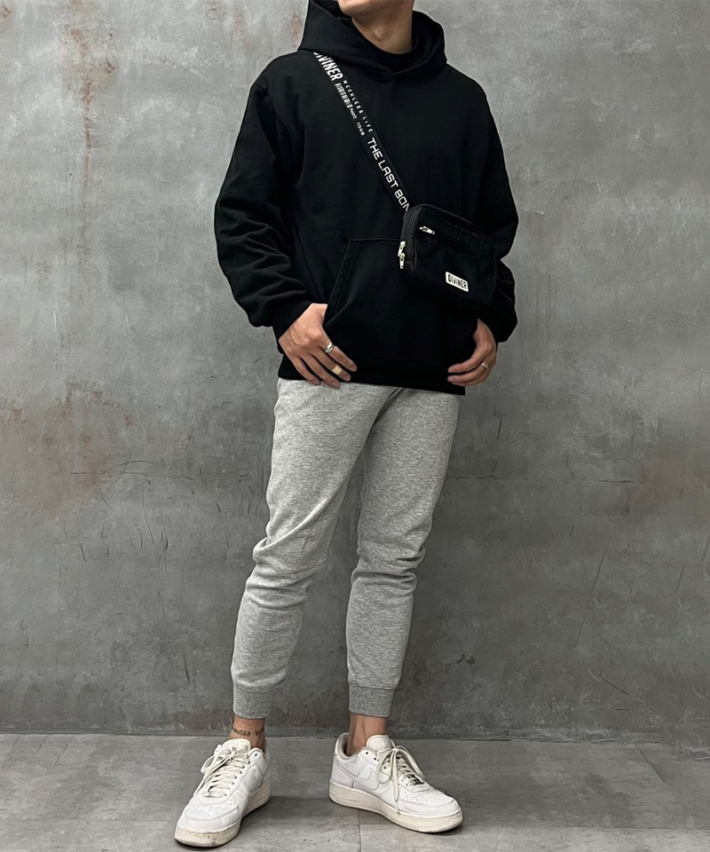 シンプルコーデにショルダーバッグをプラス