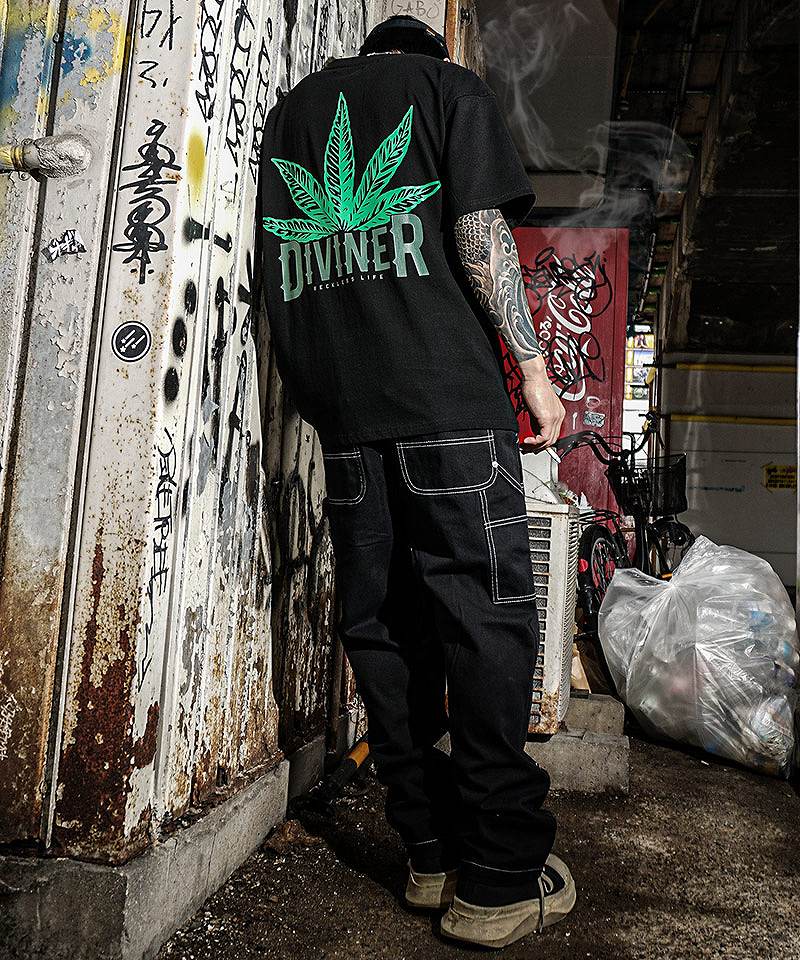 ワイドデニムと植物デザインでヒップホップスタイル