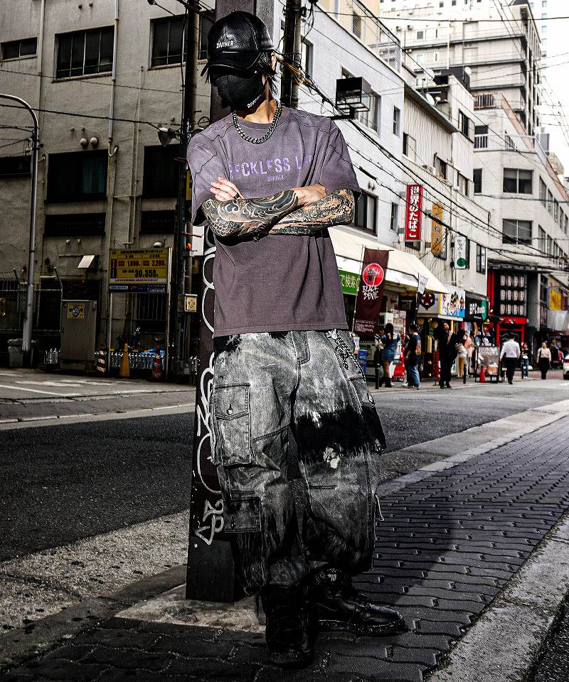 抜染加工カーゴパンツを主役にした無骨ストリートコーデ