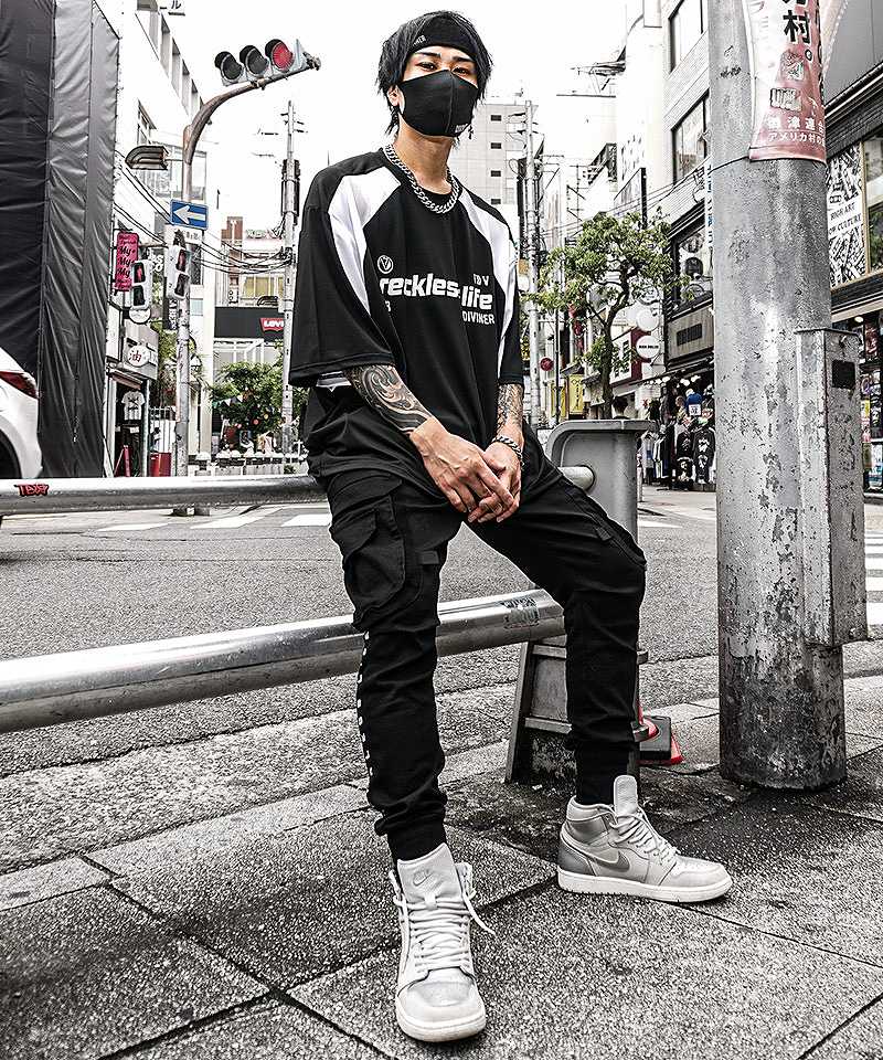 バイカラーT×カーゴジョガーで魅せる躍動的なニュースクールHIPHOPコーデ