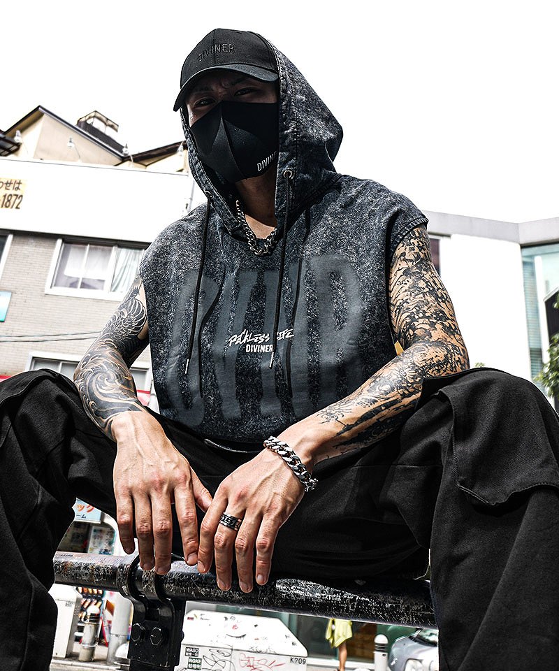 抜染のムラ感が映える、渋さ際立つ大人ストリートコーデ