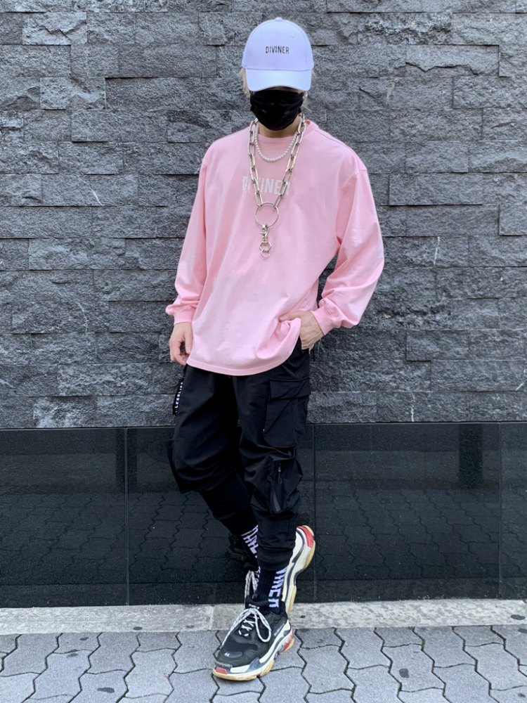 ロンT×カーゴパンツで定番ピンクコーデ