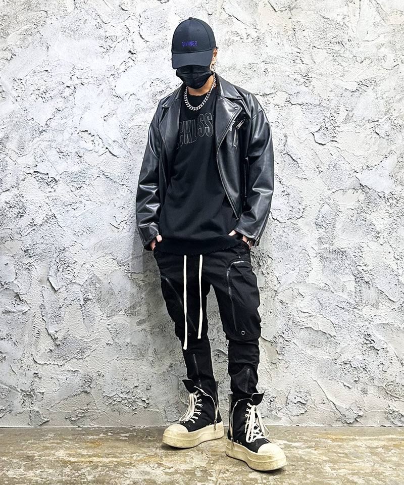 同色ロゴで差をつける洗練ストリートコーデ