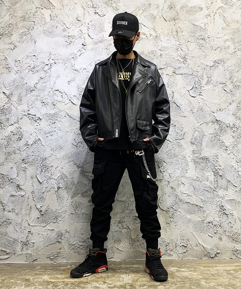 ゴールドロゴで魅せる高級感ストリートコーデ