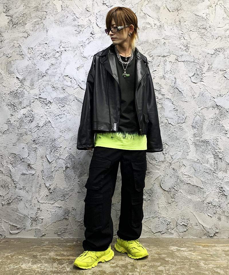 ネオンカラーレイヤードで魅せるストリートコーデ