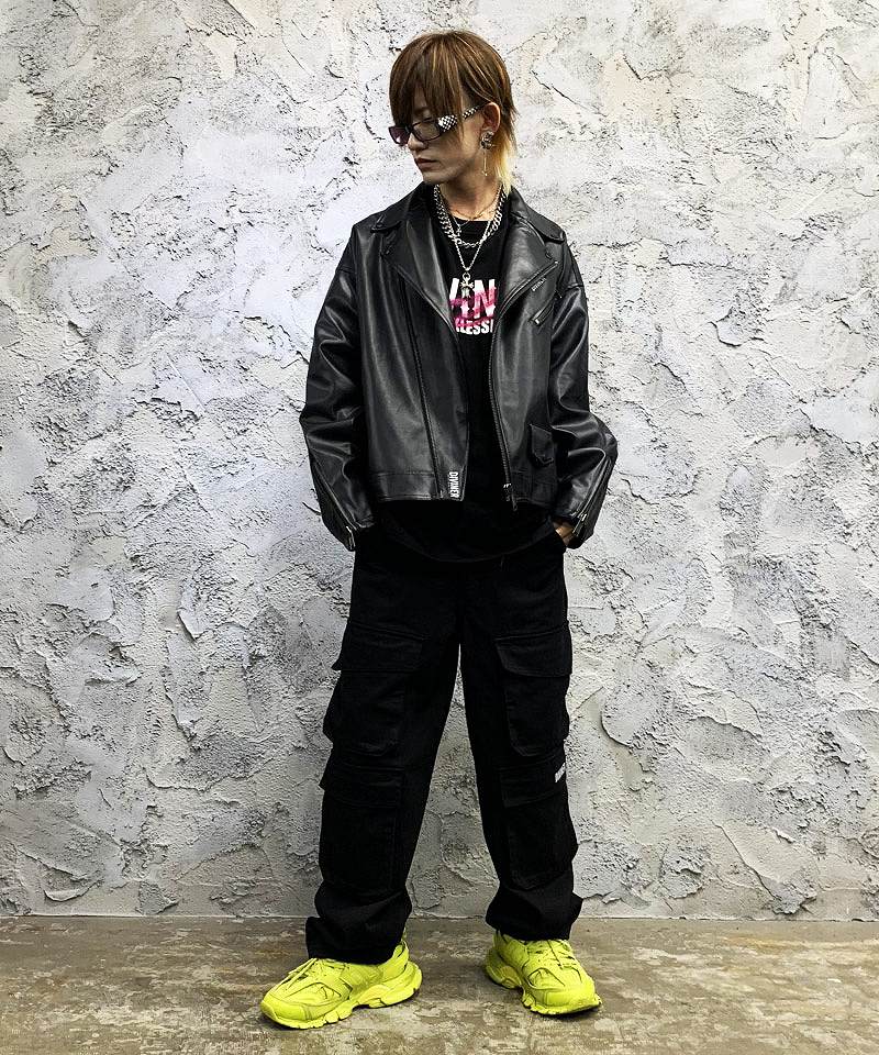 ピンクスプレーロゴで魅せる個性派ストリートコーデ