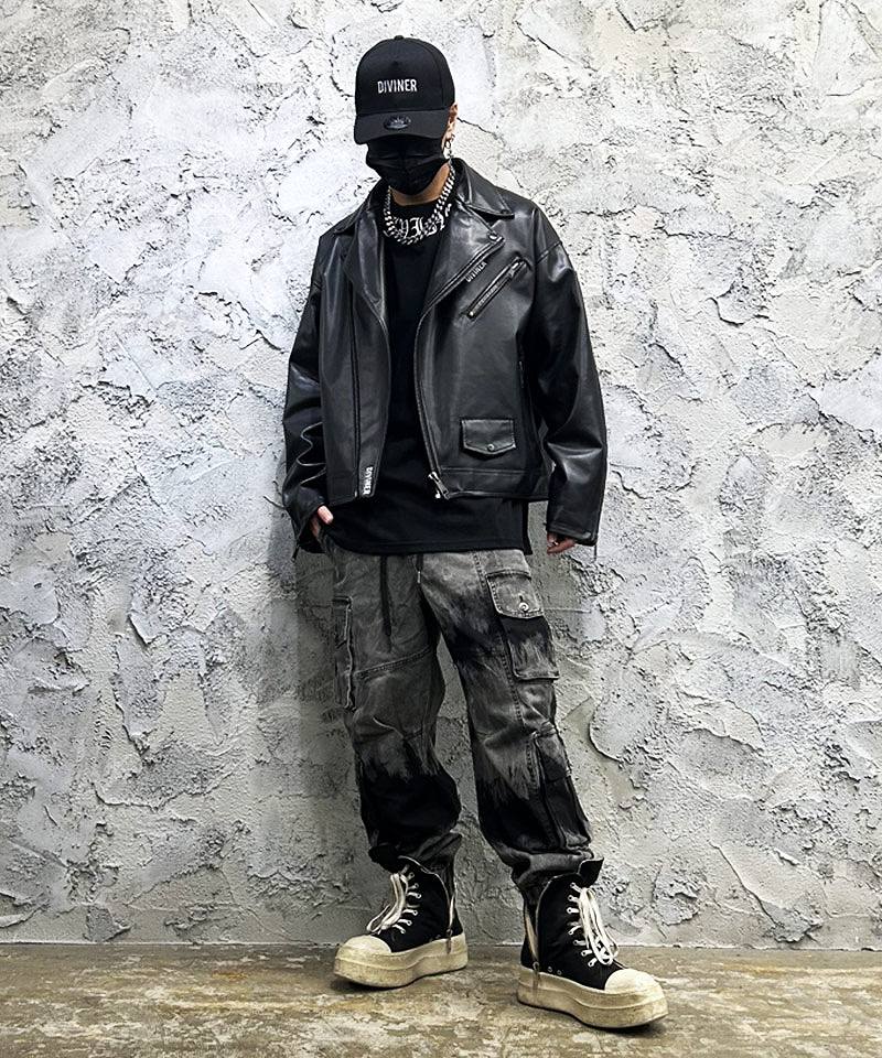 首元で違いを出すオールブラックコーデ