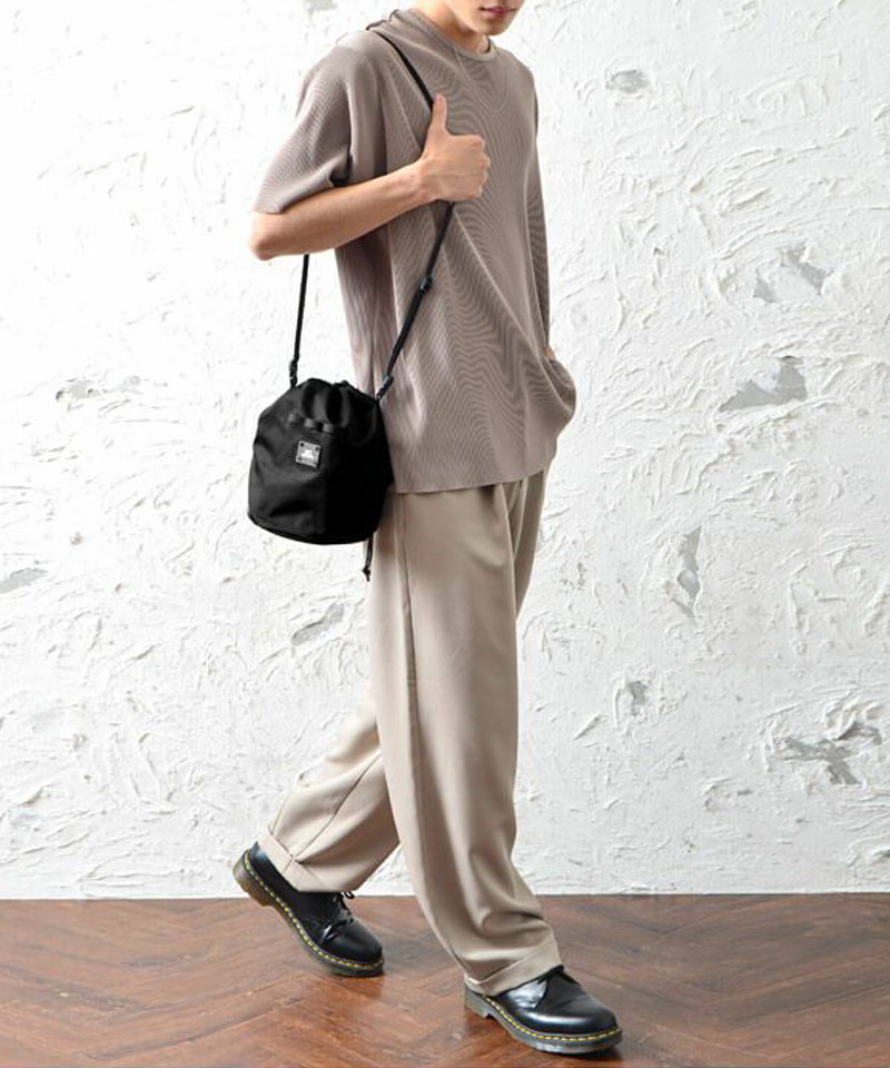 ショルダーバッグをアクセントに