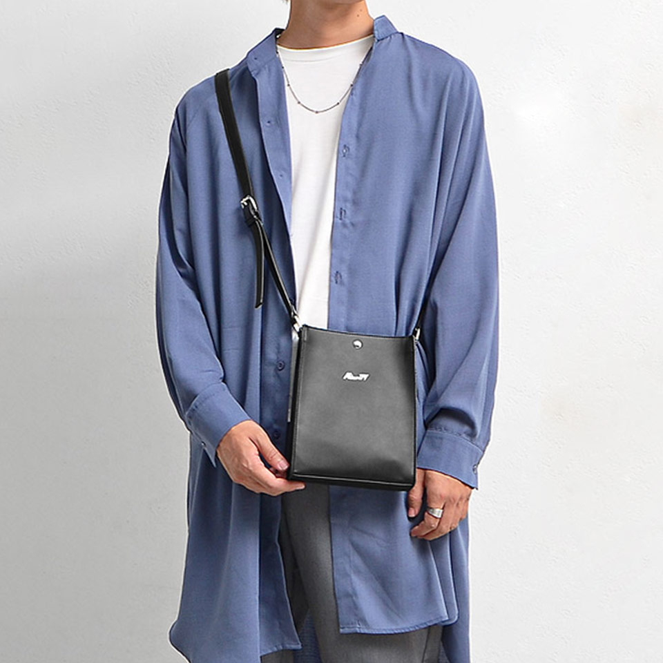 斜め掛けスタイルはカジュアルな印象に