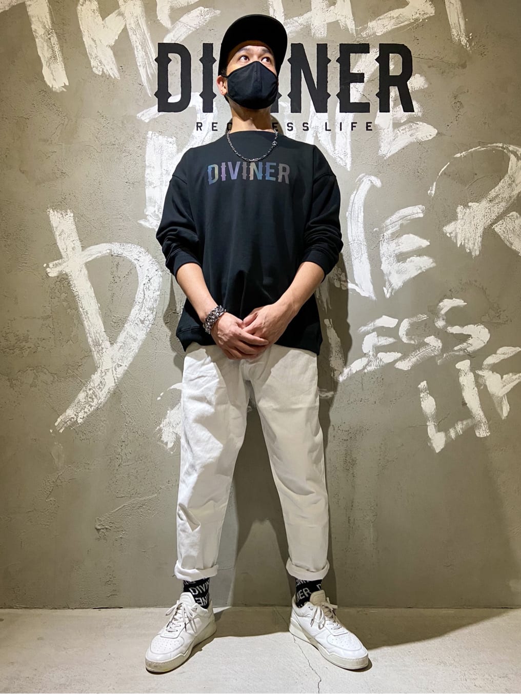 ロールアップしてソックスをチラ見せ