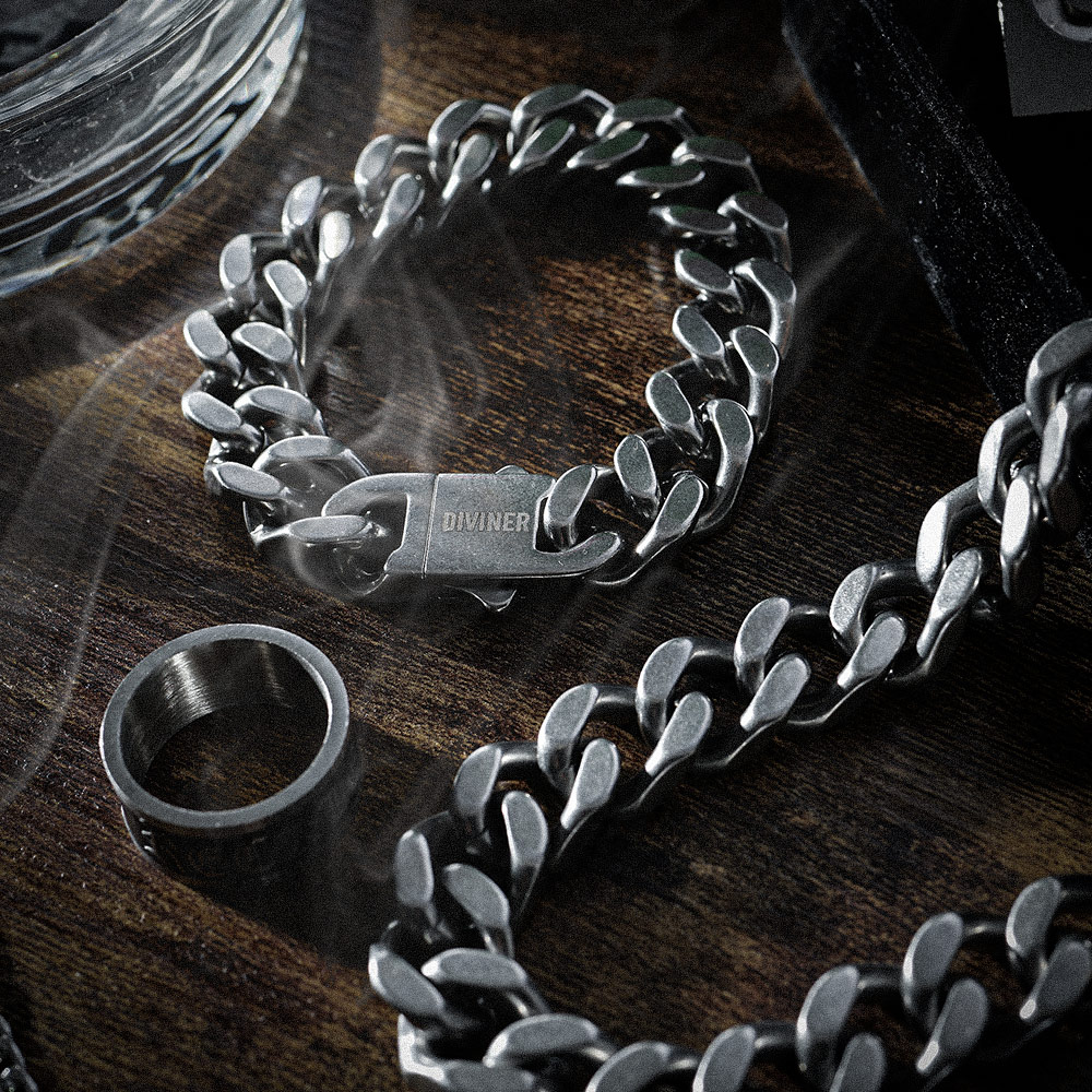 アクセサリーとレイヤードでの演出