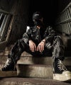 同柄デニムジャケットと合わせた、ストリート感漂う抜染ムラ染めカーゴパンツのセットアップコーデ。
