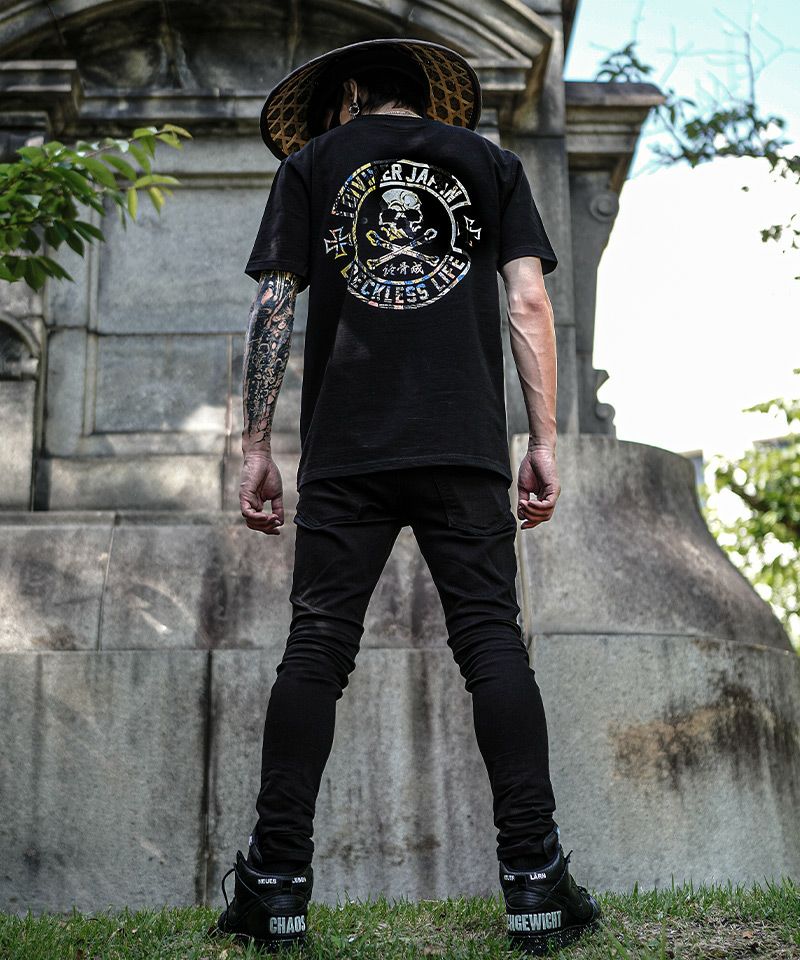 スカルエンブレム×ブラックスキニー！鋭角なラインで魅せるHIPHOPコーデ