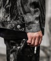 ブランドロゴが刻印されたオリジナルボタンと、味のあるヴィンテージ加工デニムのディテール。