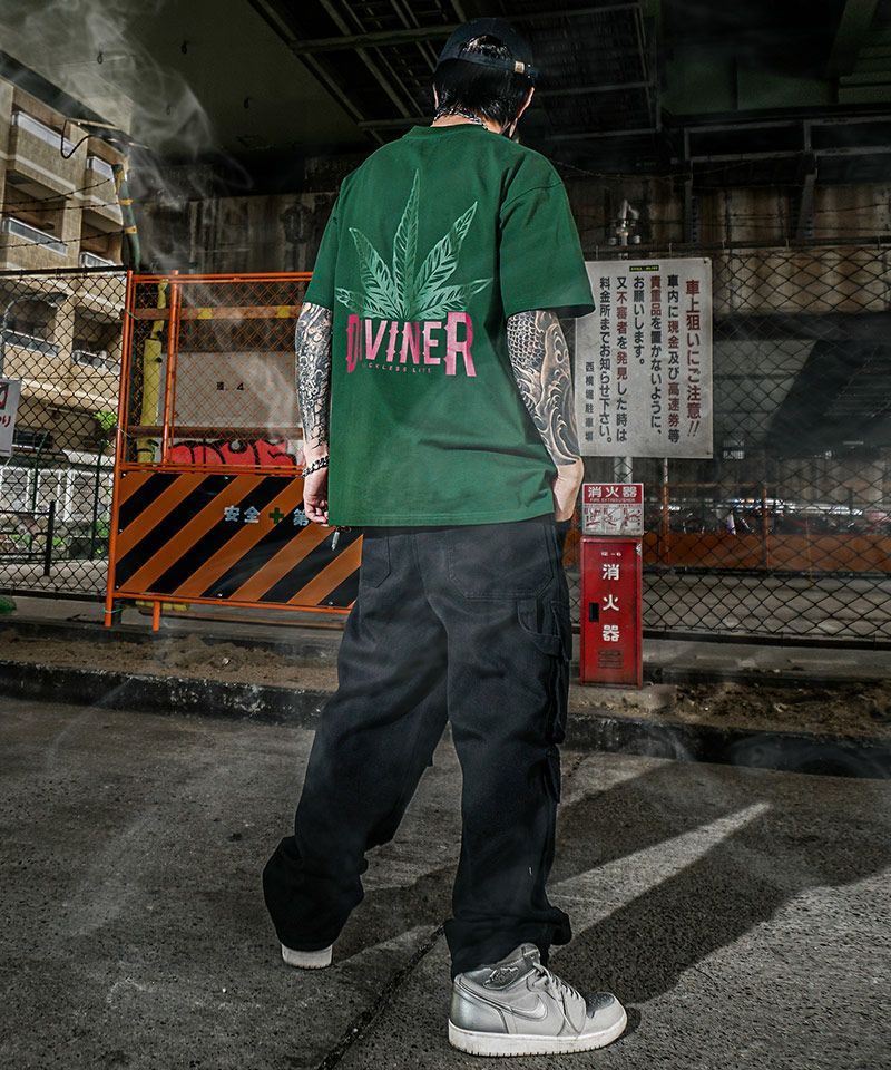 バックプリントで魅せる！ディープなフロアに映えるグリーン×ブラックのストリートスタイル