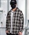 袖ロゴの刺繍がアクセントになった、DIVINERのメンズ用長袖チェックシャツ。