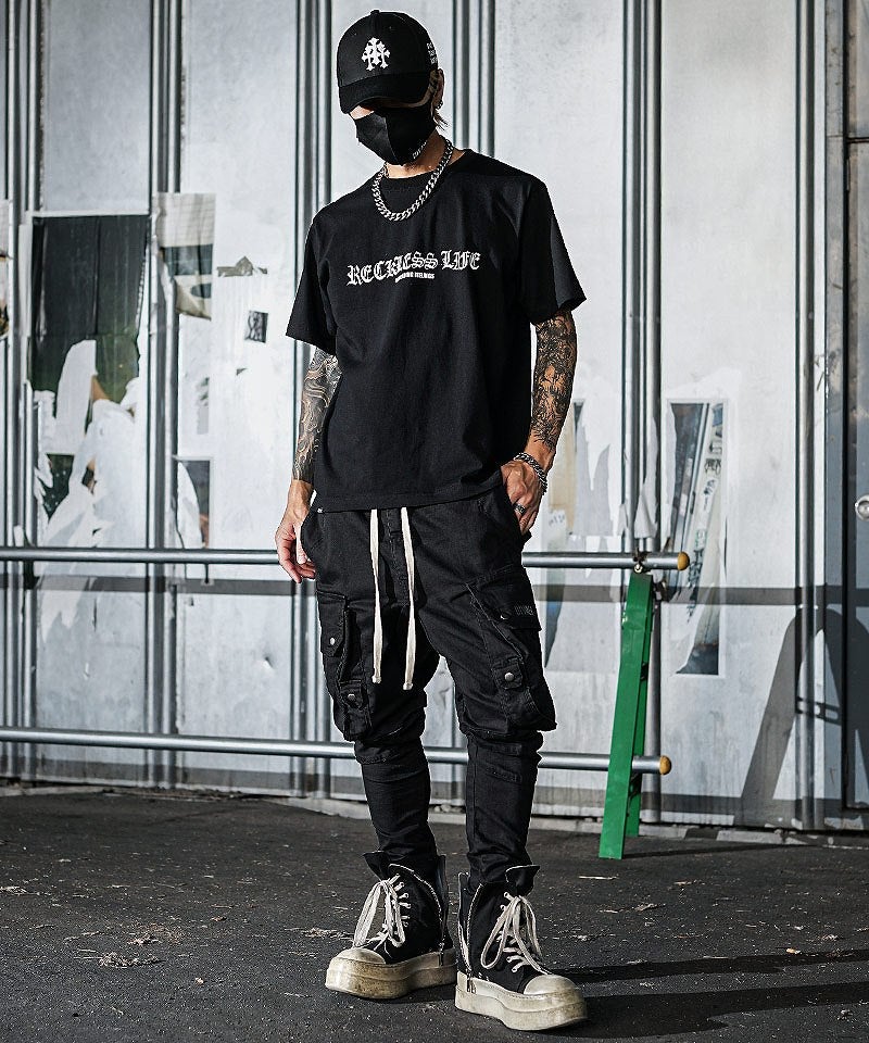 英字Tシャツ×カーゴジョガーパンツで魅せる、王道ヘヴィーストリートスタイル