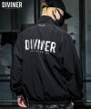 背中に印象的なシルバーロゴプリントを配した、DIVINERのメンズ黒ナイロンジャケット。