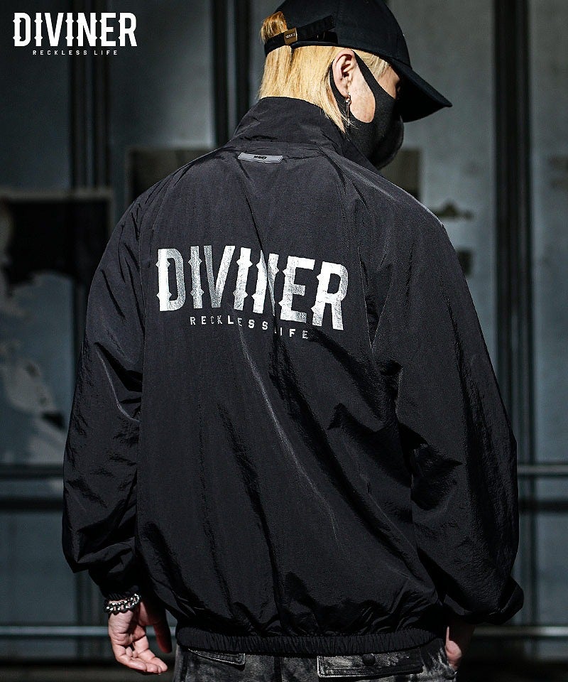 背中に印象的なシルバーロゴプリントを配した、DIVINERのメンズ黒ナイロンジャケット。