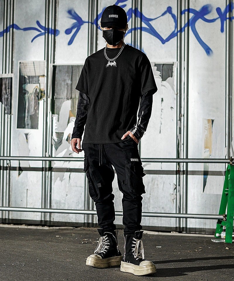 黒カーゴパンツと合わせた、フェイクレイヤード袖がストリート感を引き立てる長袖Tシャツスタイル。