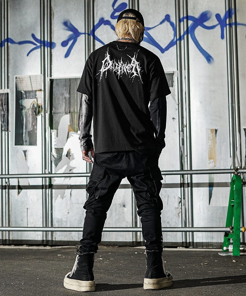 背面のインパクトあるトライバル・デスメタル調ロゴプリントが目を引くメンズロンT。