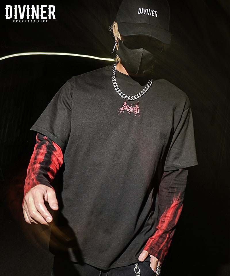 赤いデスメタル風グラフィックロゴと黒×赤フェイクレイヤード袖が際立つ、DIVINERのメンズ長袖Tシャツ。