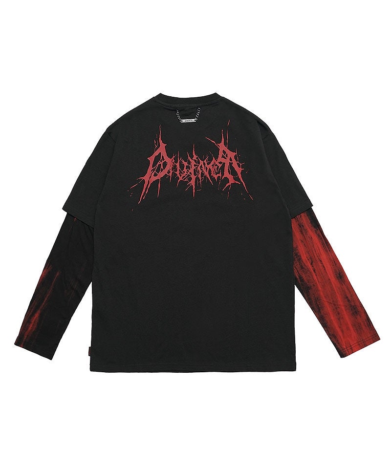 ダイナミックなレッドグラフィックロゴと首元のチェーンプレートが印象的な、黒長袖Tシャツの背面置き画。